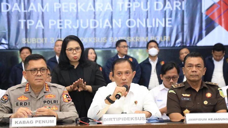 Dirtipideksus Bareskrim Polri Brigadir Jenderal Polisi Helfi Assegaf (tengah) dalam konferensi pers di Jakarta, Senin (6/1/2025). (Dok. POLRI)
