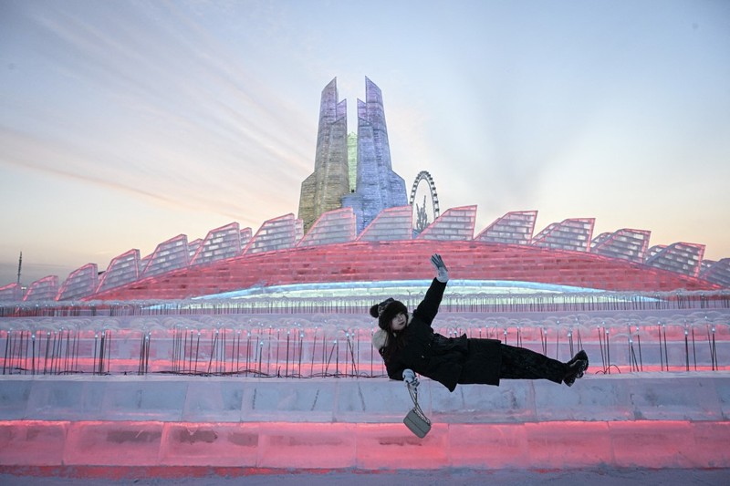 Festival Es dan Salju Internasional Harbin ke-26 di Provinsi Heilongjiang, China, kembali memanjakan pengunjung pada pembukaannya. (AFP/JADE GAO) Festival Es dan Salju Internasional Harbin ke-26 di Provinsi Heilongjiang, China, kembali memanjakan pengunjung pada pembukaannya. (AFP/JADE GAO)