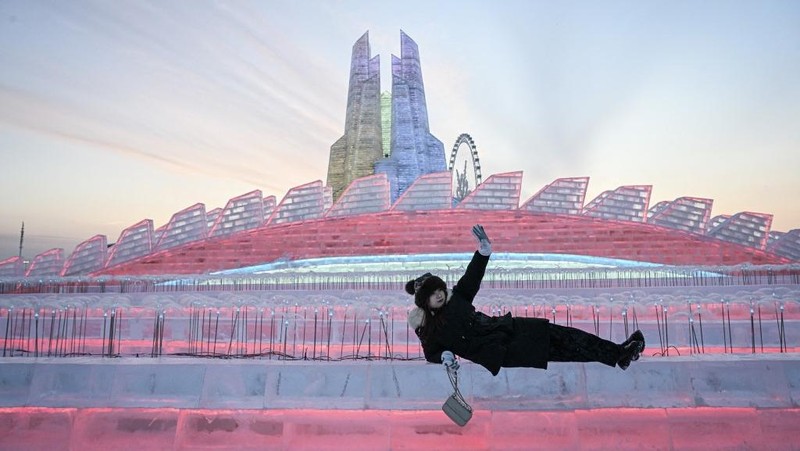 Festival Es dan Salju Internasional Harbin ke-26 di Provinsi Heilongjiang, China, kembali memanjakan pengunjung pada pembukaannya. (AFP/JADE GAO)