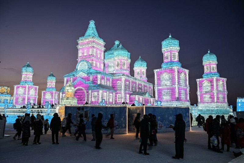 Festival Es dan Salju Internasional Harbin ke-26 di Provinsi Heilongjiang, China, kembali memanjakan pengunjung pada pembukaannya. (AFP/JADE GAO) Festival Es dan Salju Internasional Harbin ke-26 di Provinsi Heilongjiang, China, kembali memanjakan pengunjung pada pembukaannya. (AFP/JADE GAO)