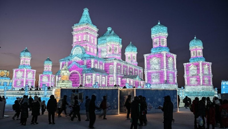 Festival Es dan Salju Internasional Harbin ke-26 di Provinsi Heilongjiang, China, kembali memanjakan pengunjung pada pembukaannya. (AFP/JADE GAO)