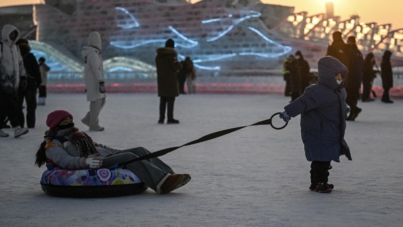 Festival Es dan Salju Internasional Harbin ke-26 di Provinsi Heilongjiang, China, kembali memanjakan pengunjung pada pembukaannya. (AFP/JADE GAO)