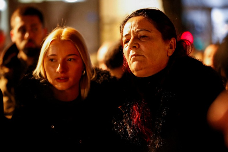 Beberapa ribu orang berpartisipasi dalam protes menuntut pengunduran diri pejabat keamanan tinggi atas penembakan awal minggu ini di Cetinje, di luar Podogrica, Montenegro, Minggu, 5 Januari 2025. (AP Photo/Risto Bozovic)
