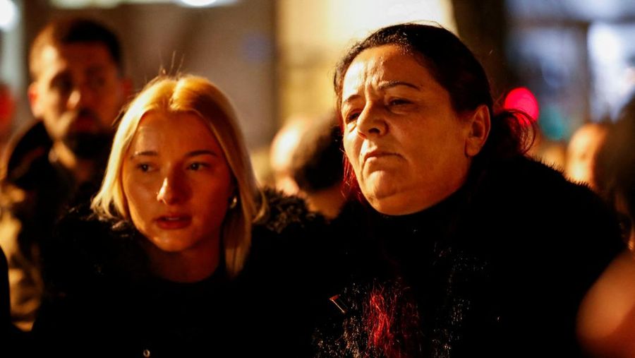 Beberapa ribu orang berpartisipasi dalam protes menuntut pengunduran diri pejabat keamanan tinggi atas penembakan awal minggu ini di Cetinje, di luar Podogrica, Montenegro, Minggu, 5 Januari 2025. (AP Photo/Risto Bozovic)
