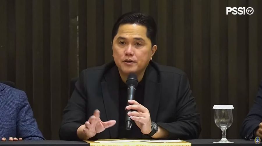 Ketua Umum PSSI, Erick Thohir memberikan keterangan di konferensi pers terkait Rencana Baru Perkembangan Timnas Indonesia Tahun 2025. (Tangkapan Layar Youtube/PSSI TV)