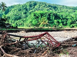 Kala Pelajar Sukabumi Berenang gegara Jembatan Hancur Diterjang Banjir