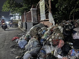Lahan Lelang di Surabaya Jadi TPS Dadakan, Warga Keluhkan Bau Tak Sedap