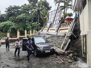 Pagar Gereja Santa Theresia Argosari Bantul Longsor Buntut Hujan Seharian