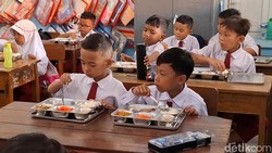 Intip Makan Bergizi Gratis di Purwakarta