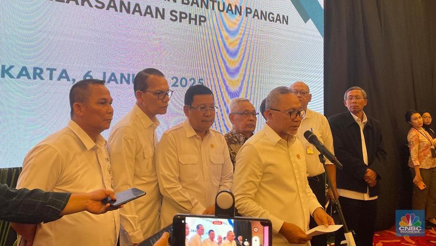 Menko Pangan Zulkifli Hasan usai Rapat Terbatas Menindaklanjuti Ratas Kebijakan Pangan bersama Presiden RI tanggal 30 Desember 2024, di Jakarta, 6 Janauri 2025. (վ/Romys Binekasri)