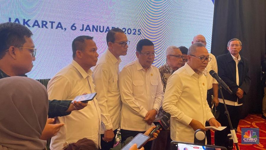 Menko Pangan Zulkifli Hasan usai Rapat Terbatas Menindaklanjuti Ratas Kebijakan Pangan bersama Presiden RI tanggal 30 Desember 2024, di Jakarta, 6 Janauri 2025. (CNBC Indonesia/Romys Binekasri)