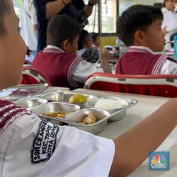 Serupa Tapi Tak Sama, Soeharto Dulu Pernah Kasih Makan Bergizi Gratis