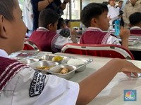 Serupa Tapi Tak Sama, Soeharto Dulu Pernah Kasih Makan Bergizi Gratis