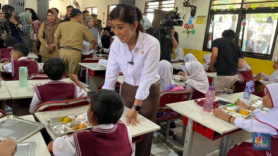 Menteri Komunikasi dan Digital, Meutya Hafid Meninjau Dapur Makan Bergizi Gratis (MBG) dan Pembagian MBG ke Sekolah di Depok, Senin (6/1/2025). (CNBC Indonesia/Novina Putri Besari)