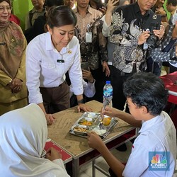 Pantau Makan Bergizi Gratis, Meutya Titip Pesan ke Murid SD Depok