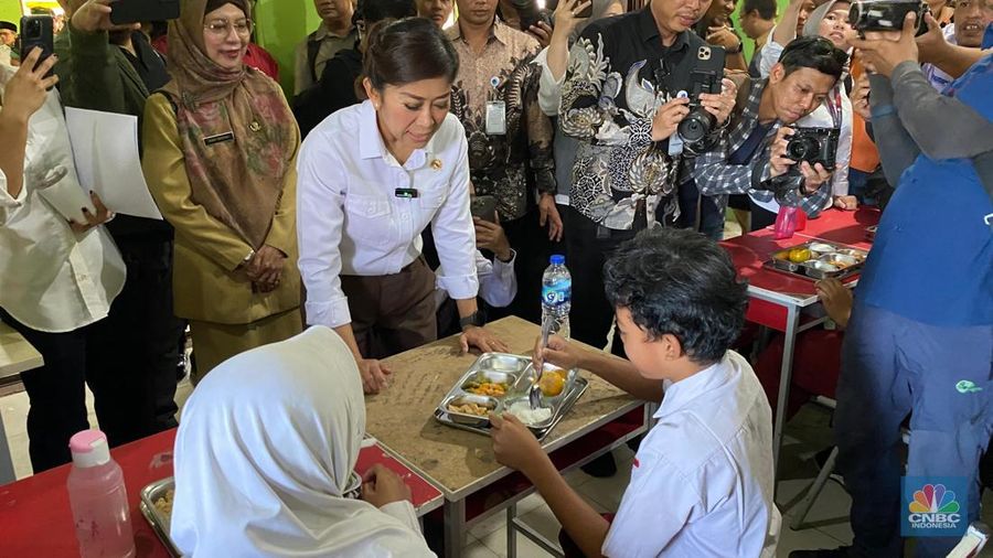 Menteri Komunikasi dan Digital, Meutya Hafid Meninjau Dapur Makan Bergizi Gratis (MBG) dan Pembagian MBG ke Sekolah di Depok, Senin (6/1/2025). (²©²ÊÍøÕ¾/Novina Putri Besari)