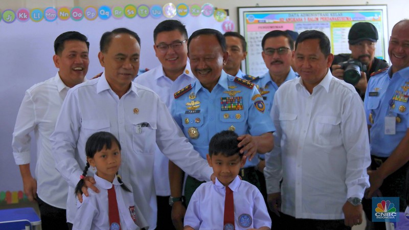 Menteri Koperasi (Menkop) Budi Arie setiadi meninjau dapur produksi makan bergizi gratis (MBG) di Dapur Sehat Anak Bangsa SPPG dan Sekolah SD 05 Halim Perdanakusuma, Jakarta Timur pada Senin (6/1/2024). (CNBC Indonesia/Muhammad Sabki)