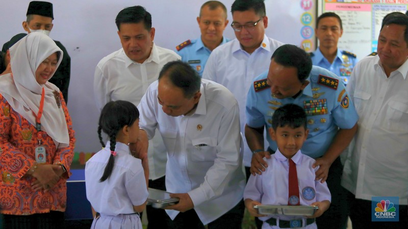 Menteri Koperasi (Menkop) Budi Arie setiadi meninjau dapur produksi makan bergizi gratis (MBG) di Dapur Sehat Anak Bangsa SPPG dan Sekolah SD 05 Halim Perdanakusuma, Jakarta Timur pada Senin (6/1/2024). (CNBC Indonesia/Muhammad Sabki)