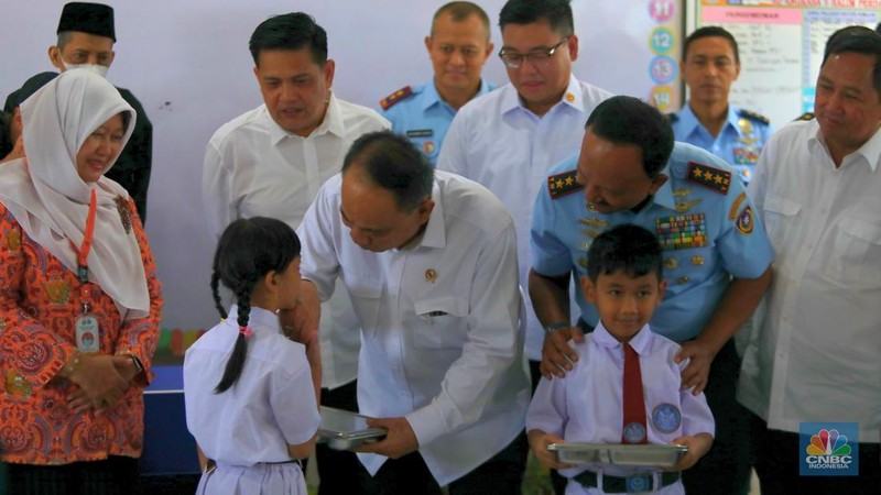 Menteri Koperasi (Menkop) Budi Arie setiadi meninjau dapur produksi makan bergizi gratis (MBG) di Dapur Sehat Anak Bangsa SPPG dan Sekolah SD 05 Halim Perdanakusuma, Jakarta Timur pada Senin (6/1/2024). (CNBC Indonesia/Muhammad Sabki)