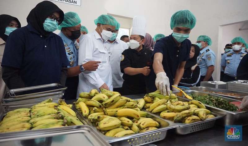 Menteri Koperasi (Menkop) Budi Arie setiadi meninjau dapur produksi makan bergizi gratis (MBG) di Dapur Sehat Anak Bangsa SPPG dan Sekolah SD 05 Halim Perdanakusuma, Jakarta Timur pada Senin (6/1/2024). Menteri Koperasi (Menkop) Budi Arie setiadi meninjau dapur produksi makan bergizi gratis (MBG) di Dapur Sehat Anak Bangsa SPPG dan Sekolah SD 05 Halim Perdanakusuma, Jakarta Timur pada Senin (6/1/2024). (CNBC Indonesia/Muhammad Sabki)
