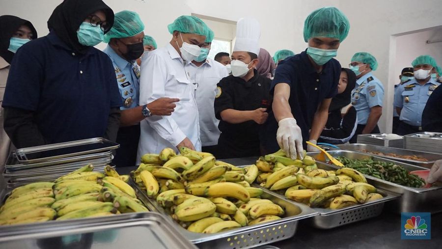 Menteri Koperasi (Menkop) Budi Arie setiadi meninjau dapur produksi makan bergizi gratis (MBG) di Dapur Sehat Anak Bangsa SPPG dan Sekolah SD 05 Halim Perdanakusuma, Jakarta Timur pada Senin (6/1/2024). (CNBC Indonesia/Muhammad Sabki)