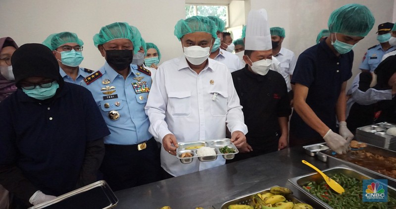 Menteri Koperasi (Menkop) Budi Arie setiadi meninjau dapur produksi makan bergizi gratis (MBG) di Dapur Sehat Anak Bangsa SPPG dan Sekolah SD 05 Halim Perdanakusuma, Jakarta Timur pada Senin (6/1/2024). (CNBC Indonesia/Muhammad Sabki)