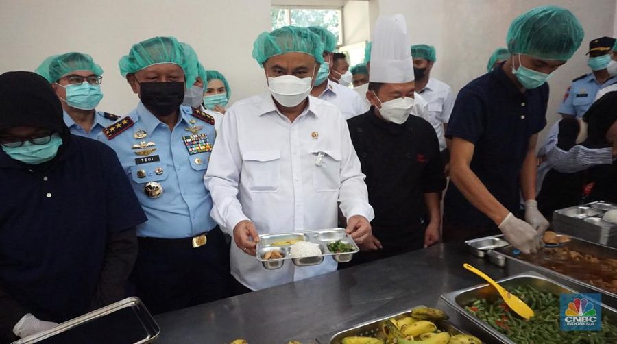 Menteri Koperasi (Menkop) Budi Arie setiadi meninjau dapur produksi makan bergizi gratis (MBG) di Dapur Sehat Anak Bangsa SPPG dan Sekolah SD 05 Halim Perdanakusuma, Jakarta Timur pada Senin (6/1/2024). (CNBC Indonesia/Muhammad Sabki)