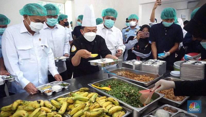 Menteri Koperasi (Menkop) Budi Arie setiadi meninjau dapur produksi makan bergizi gratis (MBG) di Dapur Sehat Anak Bangsa SPPG dan Sekolah SD 05 Halim Perdanakusuma, Jakarta Timur pada Senin (6/1/2024). (CNBC Indonesia/Muhammad Sabki)
