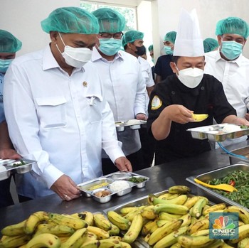 Budi Arie Blusukan Cek Dapur Makanan Bergizi Gratis di Lanud Halim