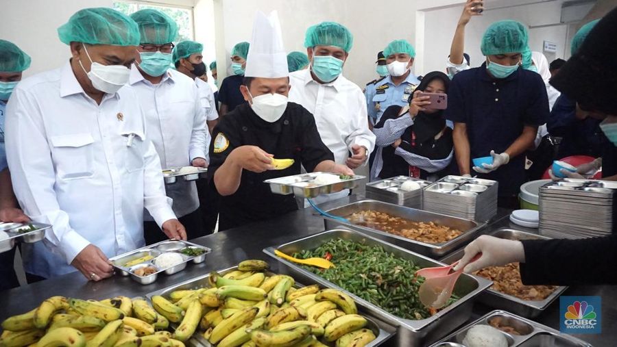 Menteri Koperasi (Menkop) Budi Arie setiadi meninjau dapur produksi makan bergizi gratis (MBG) di Dapur Sehat Anak Bangsa SPPG dan Sekolah SD 05 Halim Perdanakusuma, Jakarta Timur pada Senin (6/1/2024). (վ/Muhammad Sabki)