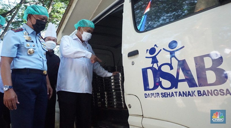 Menteri Koperasi (Menkop) Budi Arie setiadi meninjau dapur produksi makan bergizi gratis (MBG) di Dapur Sehat Anak Bangsa SPPG dan Sekolah SD 05 Halim Perdanakusuma, Jakarta Timur pada Senin (6/1/2024). (CNBC Indonesia/Muhammad Sabki)