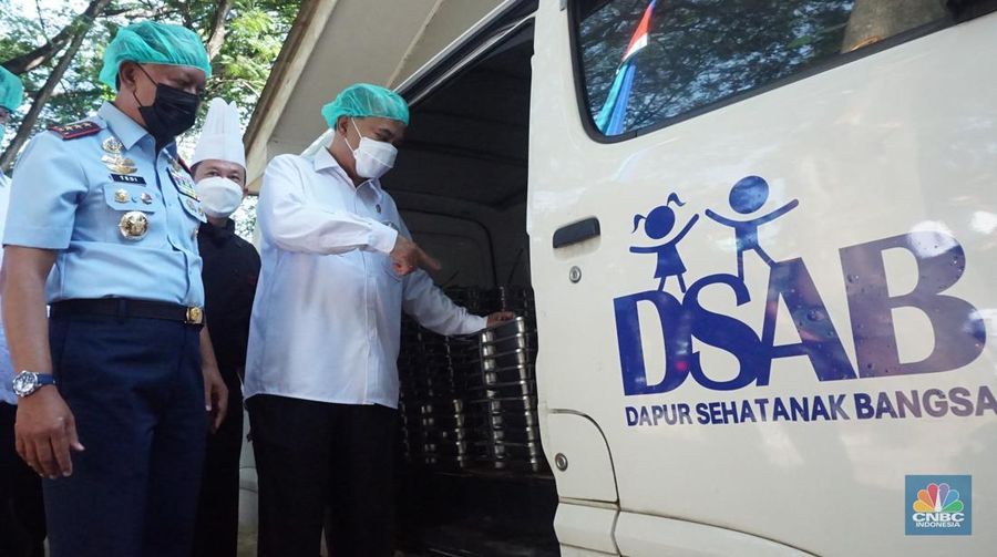 Menteri Koperasi (Menkop) Budi Arie setiadi meninjau dapur produksi makan bergizi gratis (MBG) di Dapur Sehat Anak Bangsa SPPG dan Sekolah SD 05 Halim Perdanakusuma, Jakarta Timur pada Senin (6/1/2024). (CNBC Indonesia/Muhammad Sabki)