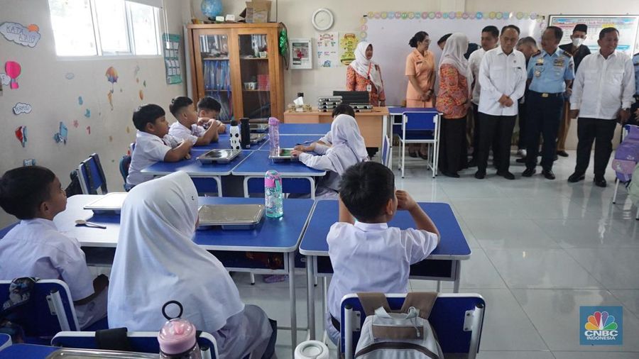 Menteri Koperasi (Menkop) Budi Arie setiadi meninjau dapur produksi makan bergizi gratis (MBG) di Dapur Sehat Anak Bangsa SPPG dan Sekolah SD 05 Halim Perdanakusuma, Jakarta Timur pada Senin (6/1/2024). (CNBC Indonesia/Muhammad Sabki)