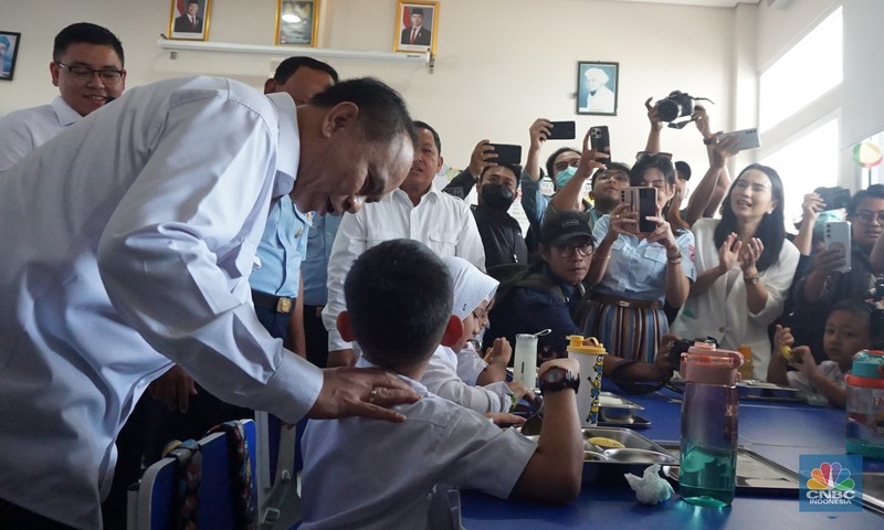 Menteri Koperasi (Menkop) Budi Arie setiadi meninjau dapur produksi makan bergizi gratis (MBG) di Dapur Sehat Anak Bangsa SPPG dan Sekolah SD 05 Halim Perdanakusuma, Jakarta Timur pada Senin (6/1/2024). Menteri Koperasi (Menkop) Budi Arie setiadi meninjau dapur produksi makan bergizi gratis (MBG) di Dapur Sehat Anak Bangsa SPPG dan Sekolah SD 05 Halim Perdanakusuma, Jakarta Timur pada Senin (6/1/2024). (CNBC Indonesia/Muhammad Sabki)