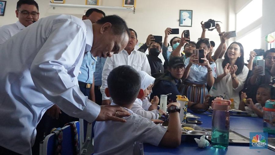 Menteri Koperasi (Menkop) Budi Arie setiadi meninjau dapur produksi makan bergizi gratis (MBG) di Dapur Sehat Anak Bangsa SPPG dan Sekolah SD 05 Halim Perdanakusuma, Jakarta Timur pada Senin (6/1/2024). (CNBC Indonesia/Muhammad Sabki)