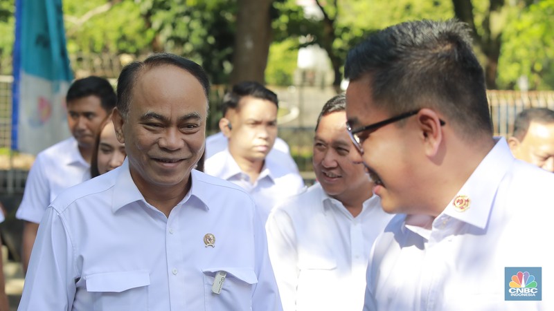 Menteri Koperasi (Menkop) Budi Arie setiadi meninjau dapur produksi makan bergizi gratis (MBG) di Dapur Sehat Anak Bangsa SPPG dan Sekolah SD 05 Halim Perdanakusuma, Jakarta Timur pada Senin (6/1/2024). (CNBC Indonesia/Muhammad Sabki)