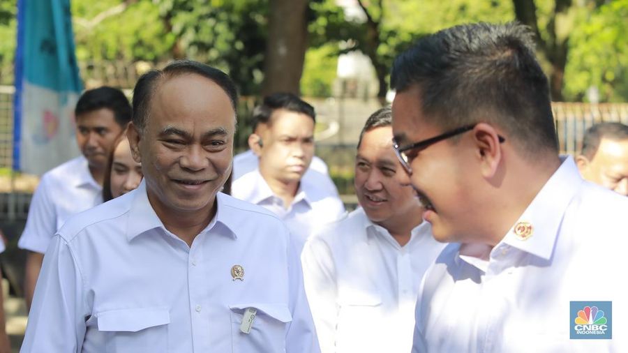Menteri Koperasi (Menkop) Budi Arie setiadi meninjau dapur produksi makan bergizi gratis (MBG) di Dapur Sehat Anak Bangsa SPPG dan Sekolah SD 05 Halim Perdanakusuma, Jakarta Timur pada Senin (6/1/2024). (CNBC Indonesia/Muhammad Sabki)
