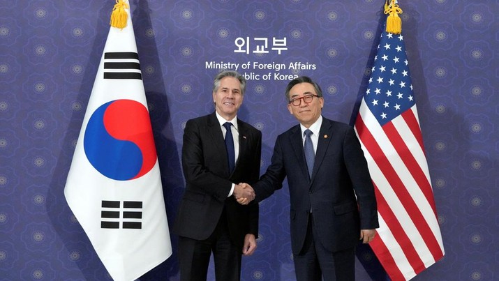 Menteri Luar Negeri AS Antony Blinken, (kiri), dan Menteri Luar Negeri Korea Selatan Cho Tae-yul, (kanan), berjabat tangan selama jamuan makan siang di Kementerian Luar Negeri di Seoul, Korea Selatan, Senin, 6 Januari 2025. (Lee Jin-man/Pool via REUTERS)