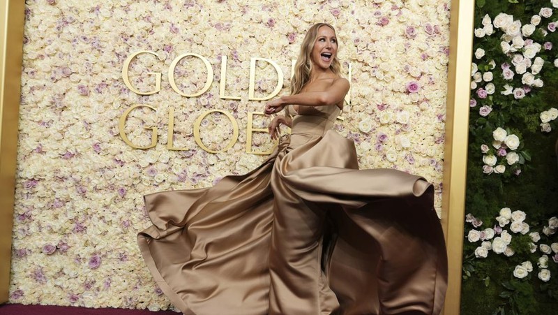 Michelle Yeoh, dari kiri, Ariana Grande, dan Cynthia Erivo berpose di ruang pers selama Golden Globes ke-82 pada Minggu, 5 Januari 2025, di Beverly Hilton di Beverly Hills, California. (AP Photo/Chris Pizzello)