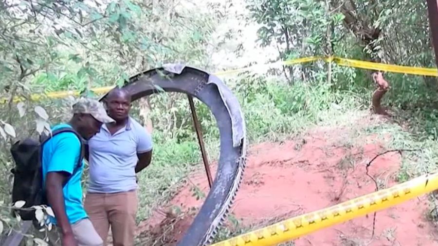 Pecahan ‘objek luar angkasa’ besar jatuh di desa terpencil di Kenya. (Tangkapan Layar Video CNN Internasional)