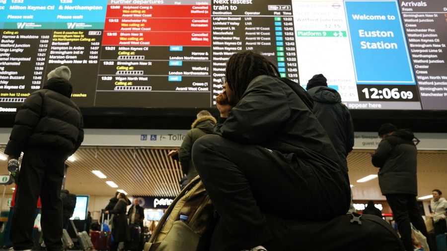 Penumpang melihat papan keberangkatan di Stasiun Euston, London, Inggris, 5 Januari 2025. (REUTERS/Hollie Adams)
