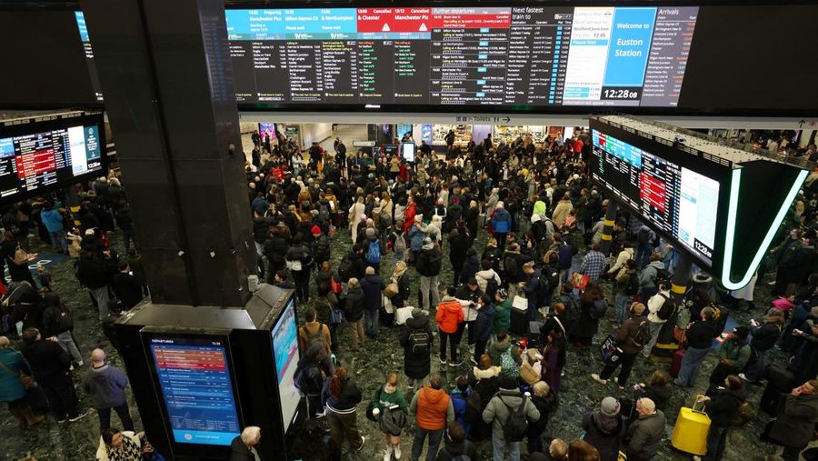 Penumpang melihat papan keberangkatan di Stasiun Euston, London, Inggris, 5 Januari 2025. (REUTERS/Hollie Adams)