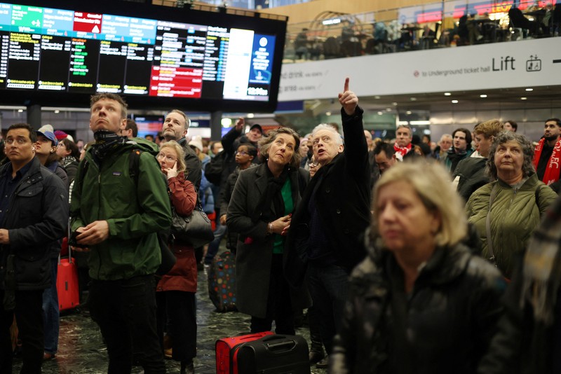 Penumpang melihat papan keberangkatan di Stasiun Euston, London, Inggris, 5 Januari 2025. Penumpang melihat papan keberangkatan di Stasiun Euston, London, Inggris, 5 Januari 2025. (REUTERS/Hollie Adams)