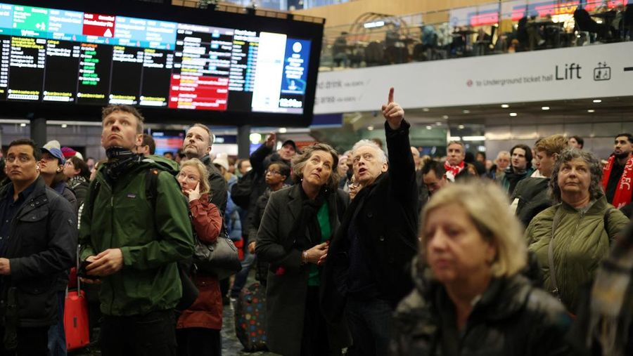 Penumpang melihat papan keberangkatan di Stasiun Euston, London, Inggris, 5 Januari 2025. (REUTERS/Hollie Adams)