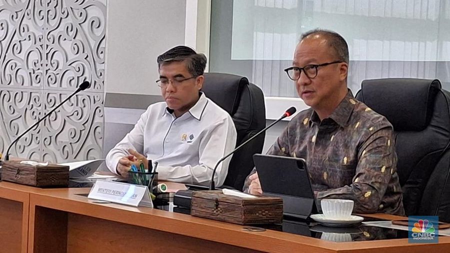 Pertemuan Menteri Perindustrian Agus Gumiwang Kartasasmita dan Menteri Ketenagakerjaan Yassierli di kantor Kementerian Perindustrian, Jakarta, Senin (6/1/2025). (CNBC Indonesia/Ajat Hutdiyanto)