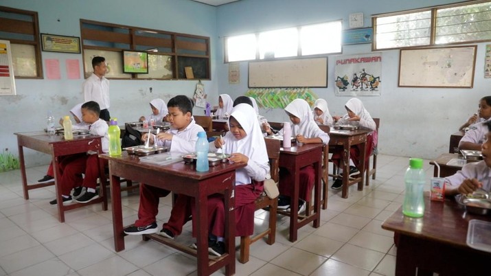 Program unggulan Presiden Prabowo Subianto yakni Makan Bergizi Gratis (MBG) mulai bergulir serentak hari ini, Senin (6/1/2025), di 190 Titik pada 26 Provinsi. Program ini direspons positif oleh para siswa. (Tim Dokumentasi Presiden Prabowo)