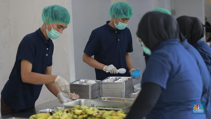 Menteri Koperasi (Menkop) Budi Arie setiadi meninjau dapur produksi makan bergizi gratis (MBG) di Dapur Sehat Anak Bangsa SPPG dan Sekolah SD 05 Halim Perdanakusuma, Jakarta Timur pada Senin (6/1/2024). (CNBC Indonesia/Muhammad Sabki)