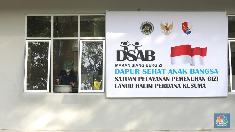 Menteri Koperasi (Menkop) Budi Arie setiadi meninjau dapur produksi makan bergizi gratis (MBG) di Dapur Sehat Anak Bangsa SPPG dan Sekolah SD 05 Halim Perdanakusuma, Jakarta Timur pada Senin (6/1/2024). (CNBC Indonesia/Muhammad Sabki)