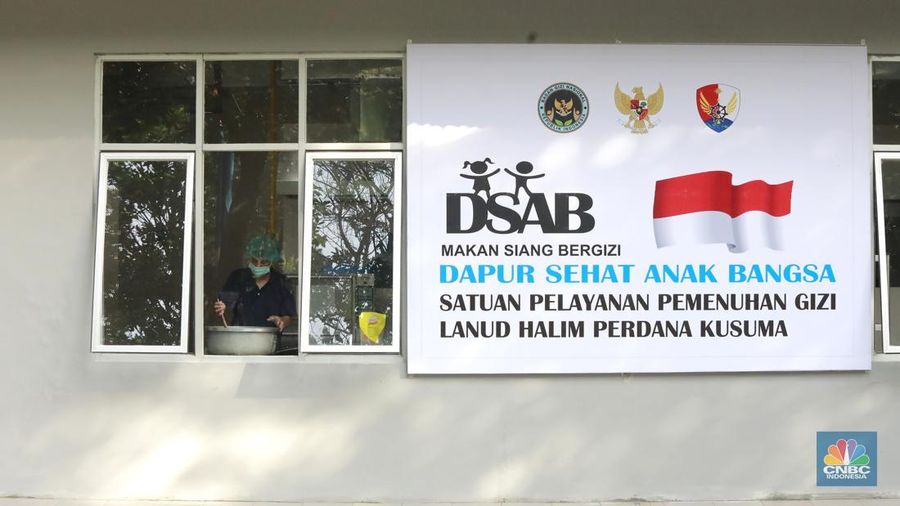 Menteri Koperasi (Menkop) Budi Arie setiadi meninjau dapur produksi makan bergizi gratis (MBG) di Dapur Sehat Anak Bangsa SPPG dan Sekolah SD 05 Halim Perdanakusuma, Jakarta Timur pada Senin (6/1/2024). (CNBC Indonesia/Muhammad Sabki)
