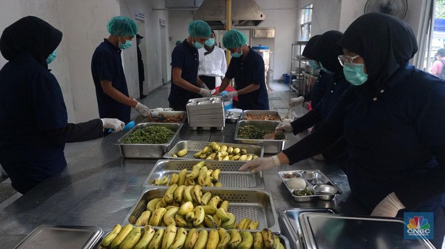Satuan Pemenuhan Pelayanan Gizi (SPPG) Halim Perdanakusuma bernama 'Dapur Sehat Anak Bangsa' menyiapkan menu makan bergizi gratis (MBG) berisi menu ayam teriyaki, sayur buncis, nasi dan pisang, Jakarta Senin, (6/1/2025). (CNBC Indonesia/Muhammad Sabki)